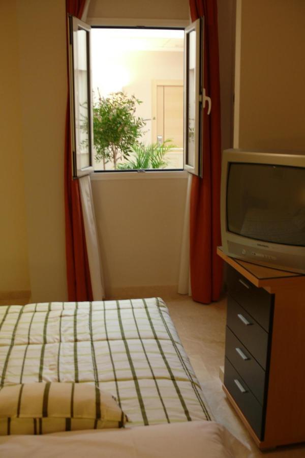 Hostal Don Julio Sanlúcar la Mayor Esterno foto