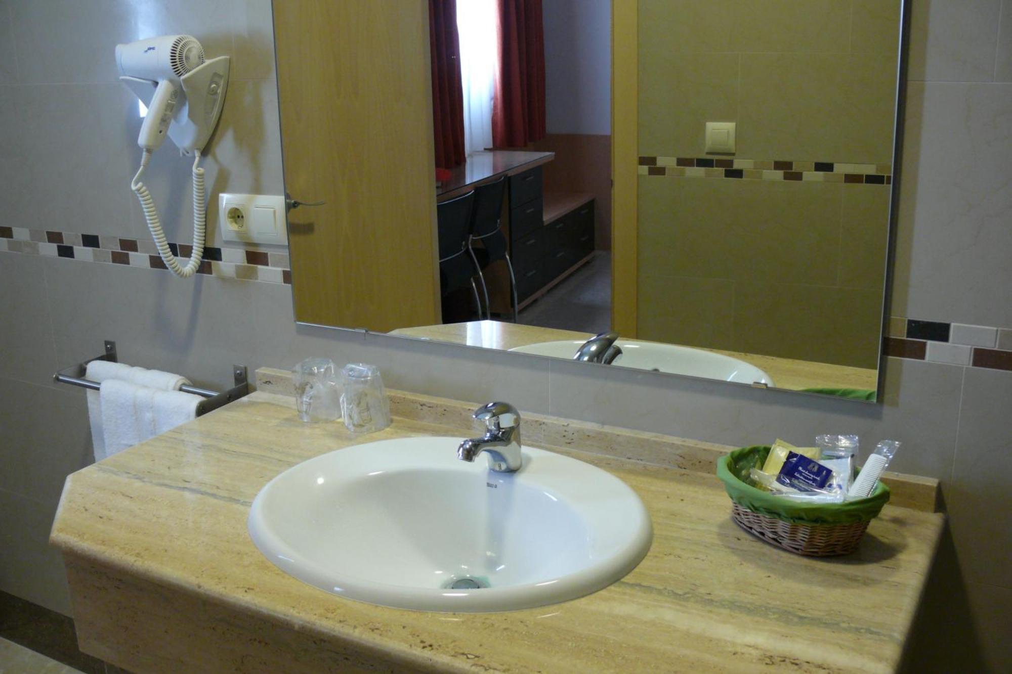 Hostal Don Julio Sanlúcar la Mayor Esterno foto