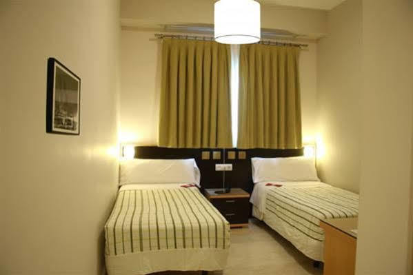 Hostal Don Julio Sanlúcar la Mayor Esterno foto